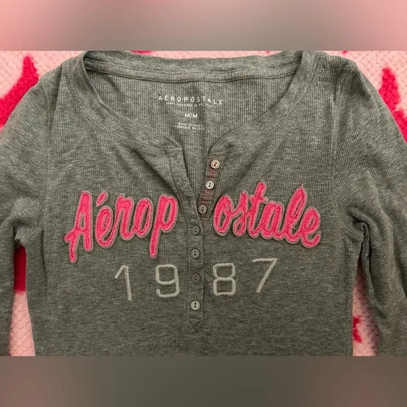 🩶Aeropostale Gray Top with Pink Lettering Size Medium 🩶 - Picture 2 of 5